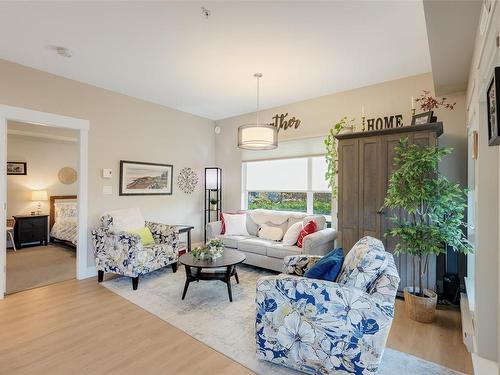 104-2500 Hackett Cres, Central Saanich, BC - Indoor Photo Showing Living Room