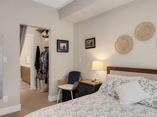 104-2500 Hackett Cres, Central Saanich, BC - Indoor Photo Showing Bedroom