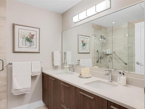 104-2500 Hackett Cres, Central Saanich, BC - Indoor Photo Showing Bathroom