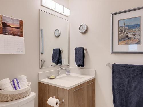 104-2500 Hackett Cres, Central Saanich, BC - Indoor Photo Showing Bathroom