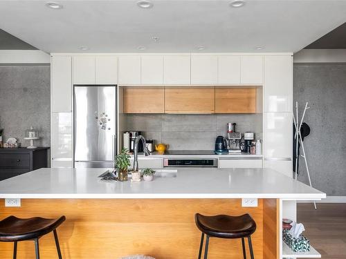 811-989 Johnson St, Victoria, BC - Indoor Photo Showing Kitchen With Upgraded Kitchen