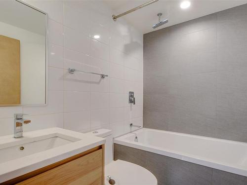 811-989 Johnson St, Victoria, BC - Indoor Photo Showing Bathroom