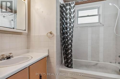 414 Odlum Drive, Woodstock, ON - Indoor Photo Showing Bathroom