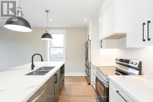 9 Bertram Drive, Springwater, ON - Indoor Photo Showing Kitchen With Double Sink With Upgraded Kitchen