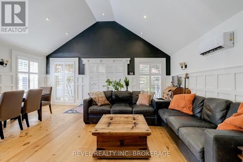 44 Parkchester Road, Toronto, ON - Indoor Photo Showing Living Room