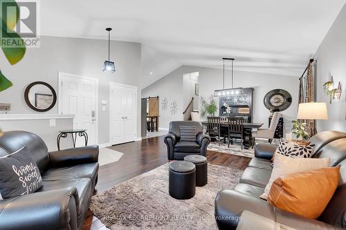 5817 Ironwood Street, Niagara Falls, ON - Indoor Photo Showing Living Room