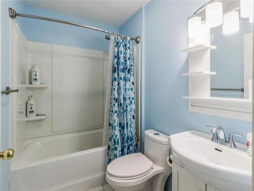 2526 & 2528 Rosstown Rd, Nanaimo, BC - Indoor Photo Showing Bathroom