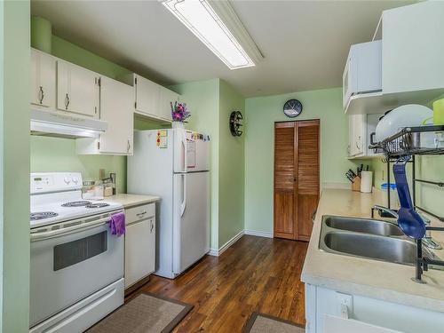 2526 & 2528 Rosstown Rd, Nanaimo, BC - Indoor Photo Showing Kitchen With Double Sink