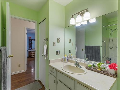 2526 & 2528 Rosstown Rd, Nanaimo, BC - Indoor Photo Showing Bathroom