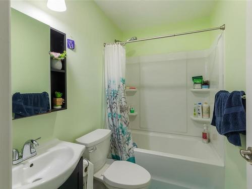 2526 & 2528 Rosstown Rd, Nanaimo, BC - Indoor Photo Showing Bathroom