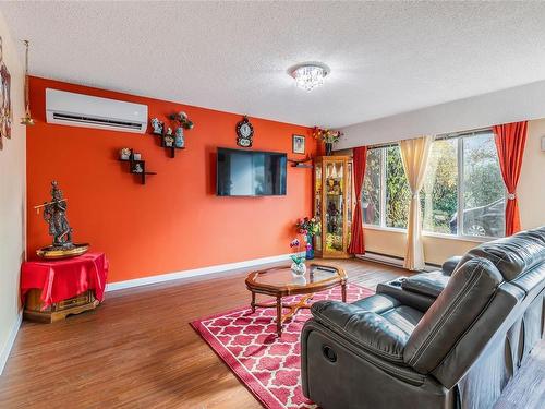 2526 & 2528 Rosstown Rd, Nanaimo, BC - Indoor Photo Showing Living Room