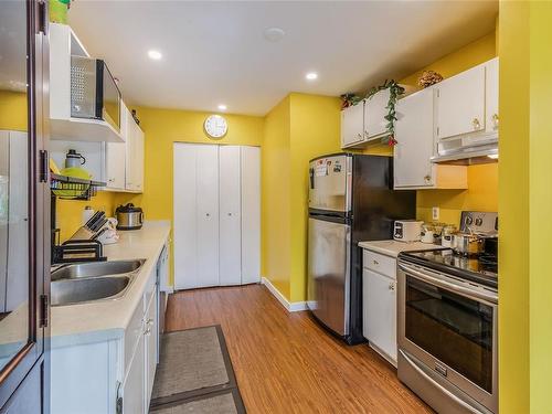 2526 & 2528 Rosstown Rd, Nanaimo, BC - Indoor Photo Showing Kitchen With Double Sink