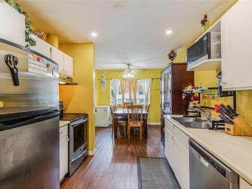 2526 & 2528 Rosstown Rd, Nanaimo, BC - Indoor Photo Showing Kitchen With Double Sink