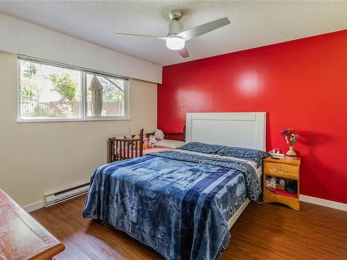 2526 & 2528 Rosstown Rd, Nanaimo, BC - Indoor Photo Showing Bedroom