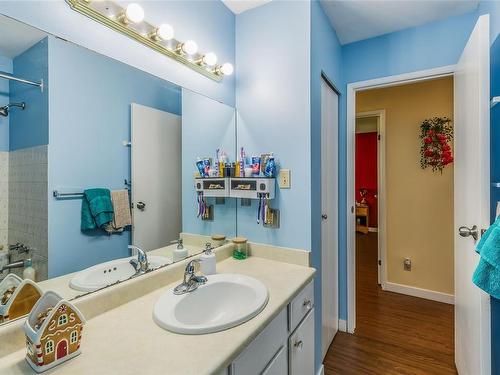 2526 & 2528 Rosstown Rd, Nanaimo, BC - Indoor Photo Showing Bathroom