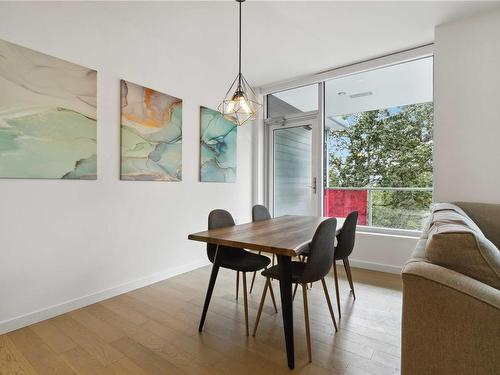 504-4009 Rainbow Hill Lane, Saanich, BC - Indoor Photo Showing Dining Room