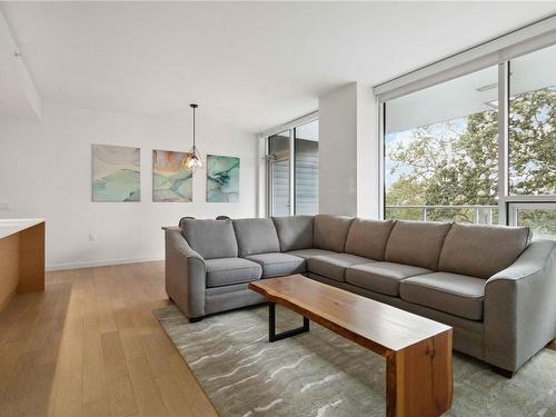 504-4009 Rainbow Hill Lane, Saanich, BC - Indoor Photo Showing Living Room