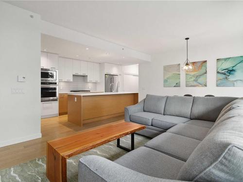 504-4009 Rainbow Hill Lane, Saanich, BC - Indoor Photo Showing Living Room