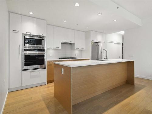 504-4009 Rainbow Hill Lane, Saanich, BC - Indoor Photo Showing Kitchen With Upgraded Kitchen