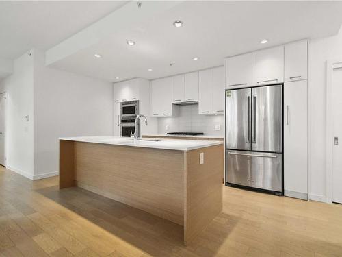 504-4009 Rainbow Hill Lane, Saanich, BC - Indoor Photo Showing Kitchen With Stainless Steel Kitchen With Upgraded Kitchen