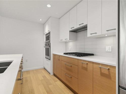 504-4009 Rainbow Hill Lane, Saanich, BC - Indoor Photo Showing Kitchen With Double Sink With Upgraded Kitchen