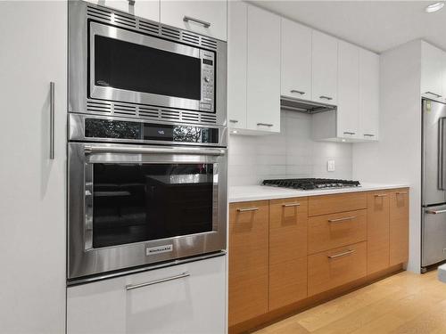 504-4009 Rainbow Hill Lane, Saanich, BC - Indoor Photo Showing Kitchen With Stainless Steel Kitchen