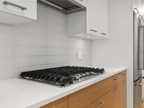 504-4009 Rainbow Hill Lane, Saanich, BC - Indoor Photo Showing Kitchen