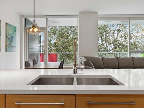 504-4009 Rainbow Hill Lane, Saanich, BC - Indoor Photo Showing Kitchen With Double Sink