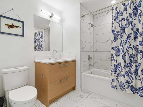 504-4009 Rainbow Hill Lane, Saanich, BC - Indoor Photo Showing Bathroom