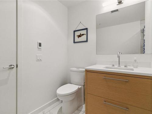 504-4009 Rainbow Hill Lane, Saanich, BC - Indoor Photo Showing Bathroom