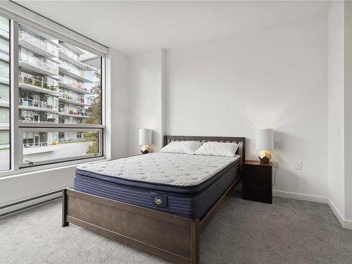 504-4009 Rainbow Hill Lane, Saanich, BC - Indoor Photo Showing Bedroom