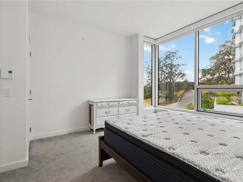 504-4009 Rainbow Hill Lane, Saanich, BC - Indoor Photo Showing Bedroom