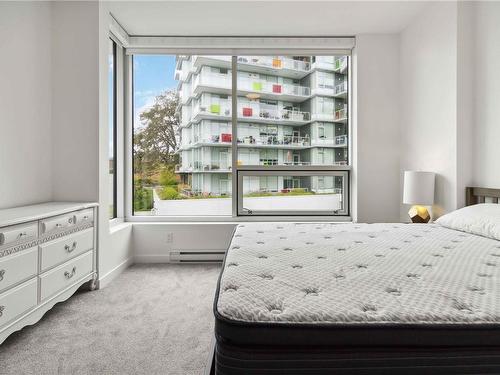 504-4009 Rainbow Hill Lane, Saanich, BC - Indoor Photo Showing Bedroom