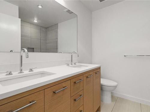 504-4009 Rainbow Hill Lane, Saanich, BC - Indoor Photo Showing Bathroom