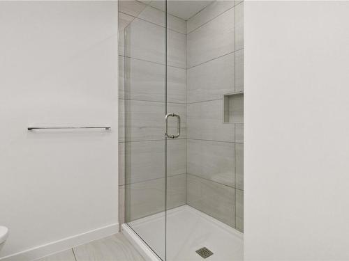 504-4009 Rainbow Hill Lane, Saanich, BC - Indoor Photo Showing Bathroom