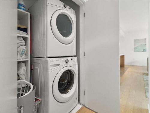 504-4009 Rainbow Hill Lane, Saanich, BC - Indoor Photo Showing Laundry Room