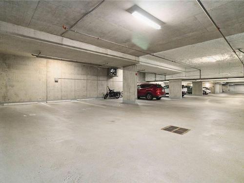 504-4009 Rainbow Hill Lane, Saanich, BC - Indoor Photo Showing Garage