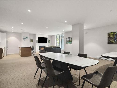 504-4009 Rainbow Hill Lane, Saanich, BC - Indoor Photo Showing Dining Room