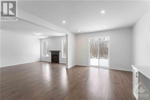 653 Persimmon Way, Ottawa, ON - Indoor Photo Showing Living Room