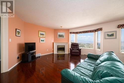 2022 Pacific Way Unit# 92, Kamloops, BC - Indoor Photo Showing Living Room With Fireplace