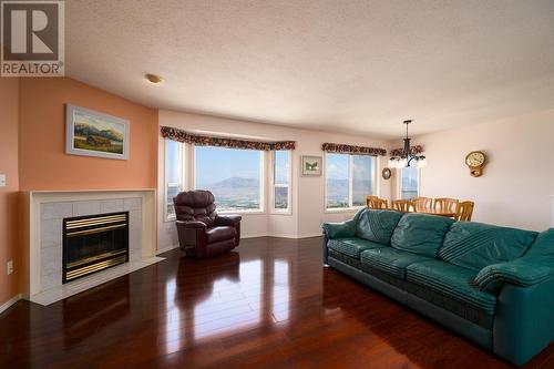 2022 Pacific Way Unit# 92, Kamloops, BC - Indoor Photo Showing Living Room With Fireplace