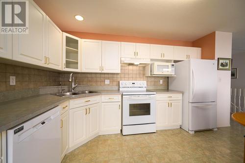 2022 Pacific Way Unit# 92, Kamloops, BC - Indoor Photo Showing Kitchen With Double Sink