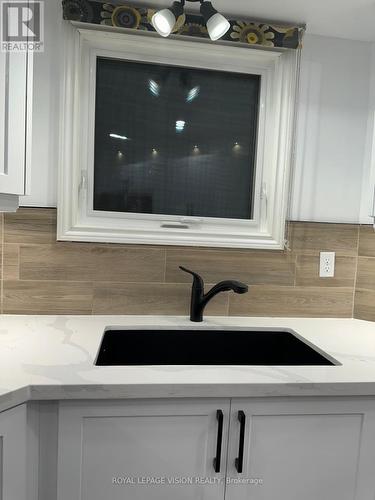 6701 Snow Goose Lane, Mississauga, ON - Indoor Photo Showing Kitchen With Double Sink