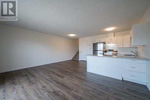 460 Dalgleish Drive Unit# 2, Kamloops, BC - Indoor Photo Showing Kitchen