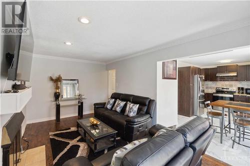 1433 Laurin Crescent, Orleans, ON - Indoor Photo Showing Living Room