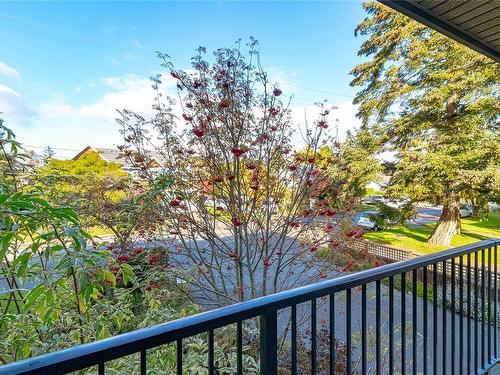 201-2427 Amherst Ave, Sidney, BC - Outdoor