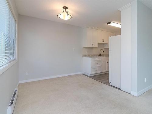 201-2427 Amherst Ave, Sidney, BC - Indoor Photo Showing Kitchen