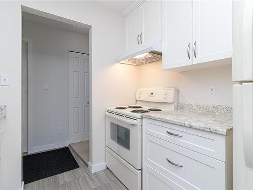 201-2427 Amherst Ave, Sidney, BC - Indoor Photo Showing Kitchen