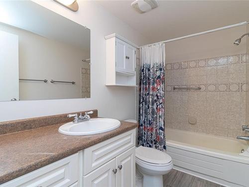 201-2427 Amherst Ave, Sidney, BC - Indoor Photo Showing Bathroom