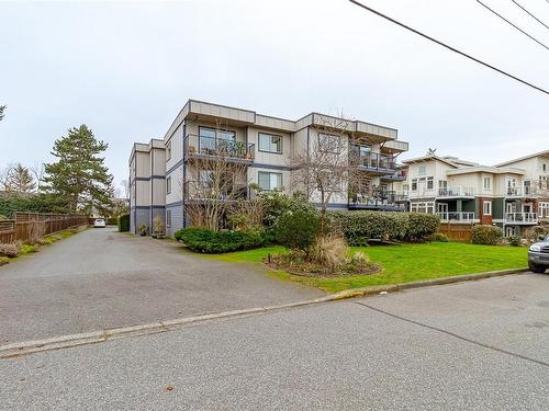 201-2427 Amherst Ave, Sidney, BC - Outdoor